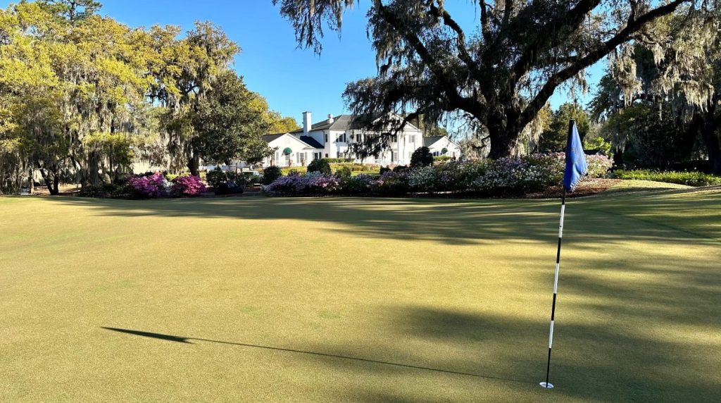 Green and plantation clubhouse at The Heritage Club, Pawleys Island